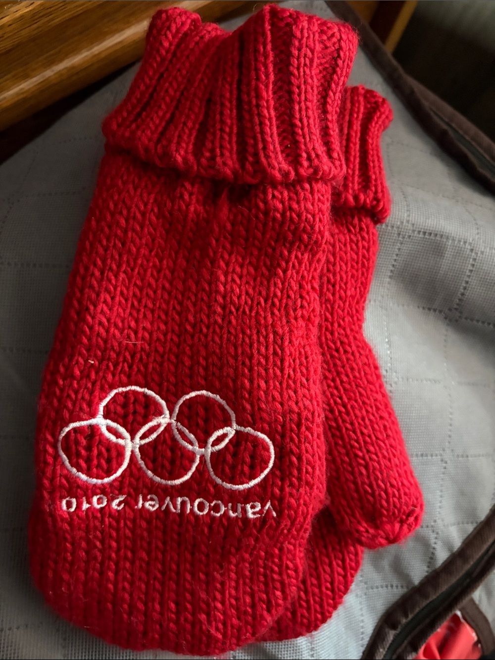 Vancouver 2010 Olympic mittens NWT collectable sz LRG/XLG